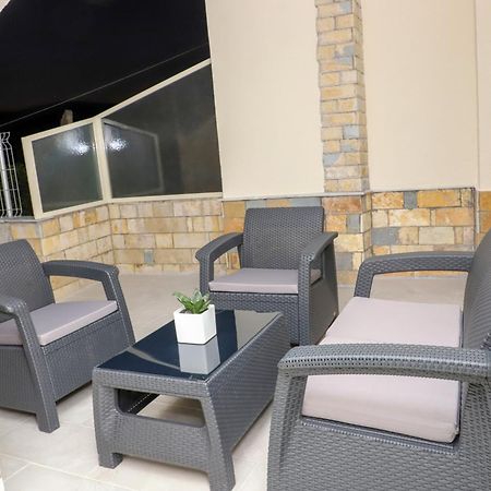Guesthouse Kazazi เบราท ภายนอก รูปภาพ