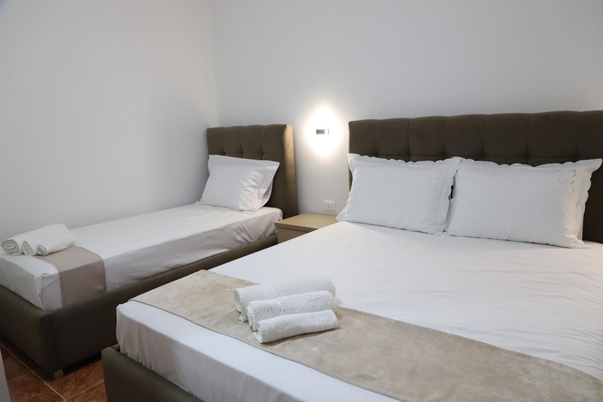 Guesthouse Kazazi เบราท ภายนอก รูปภาพ