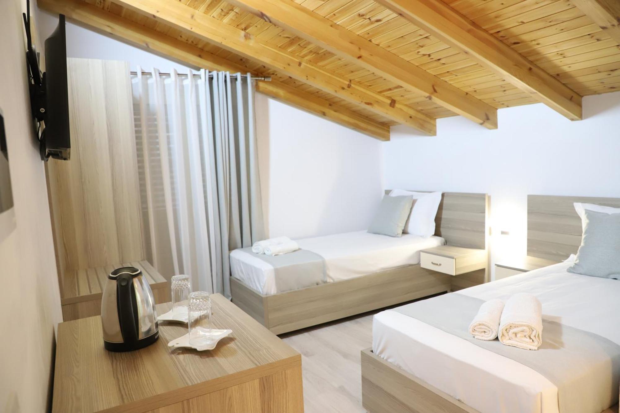 Guesthouse Kazazi เบราท ภายนอก รูปภาพ