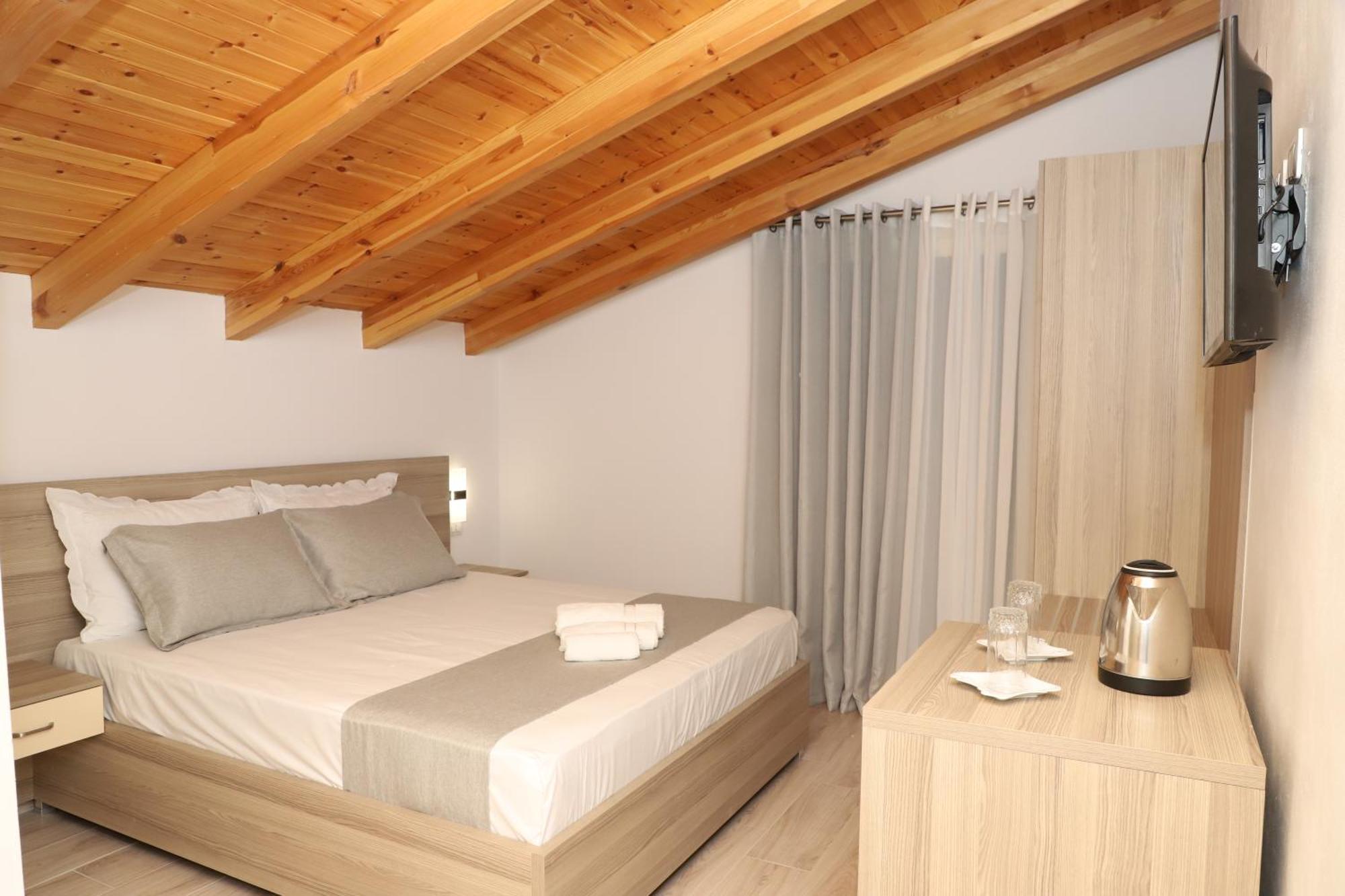 Guesthouse Kazazi เบราท ภายนอก รูปภาพ