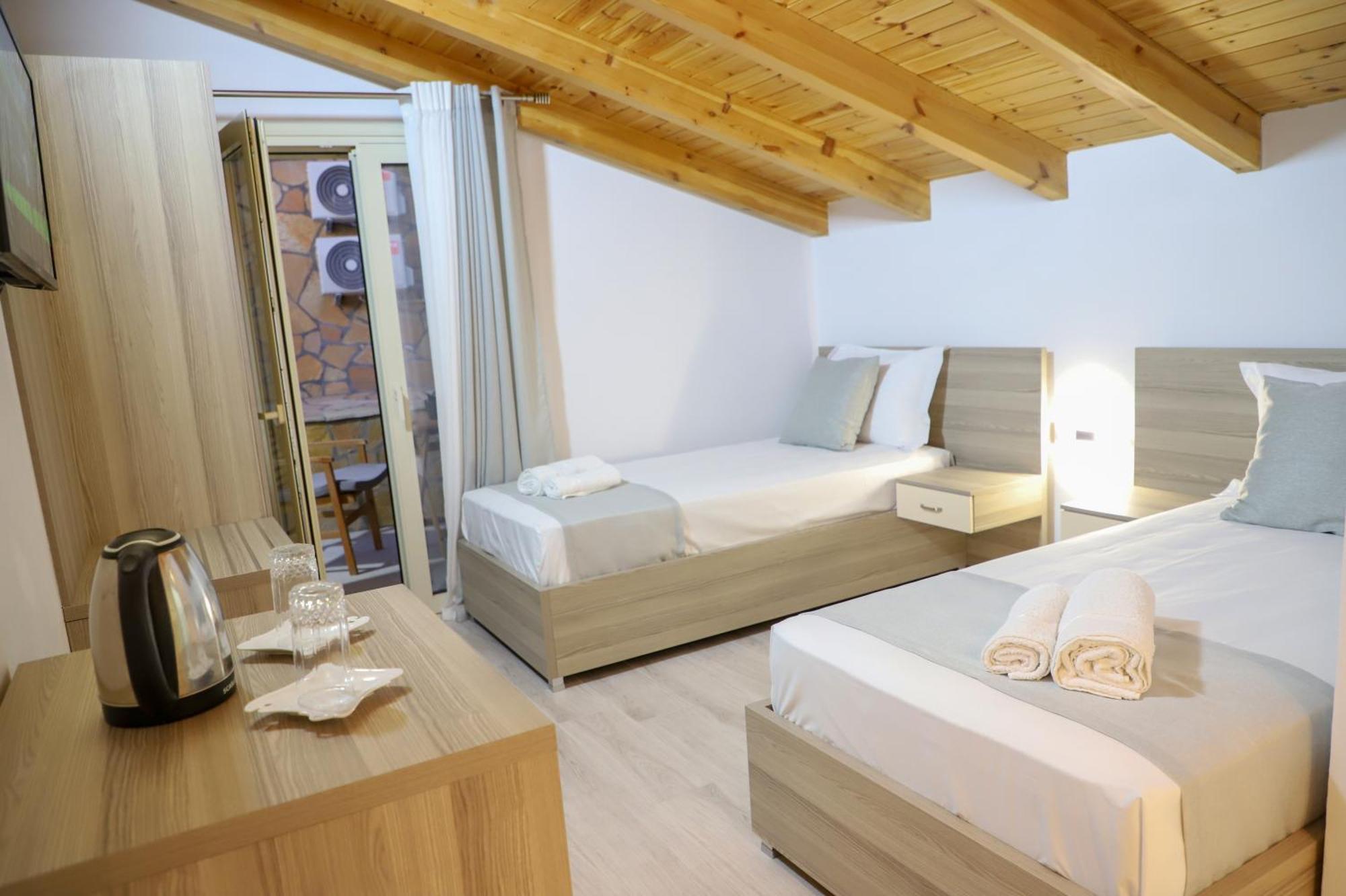 Guesthouse Kazazi เบราท ภายนอก รูปภาพ
