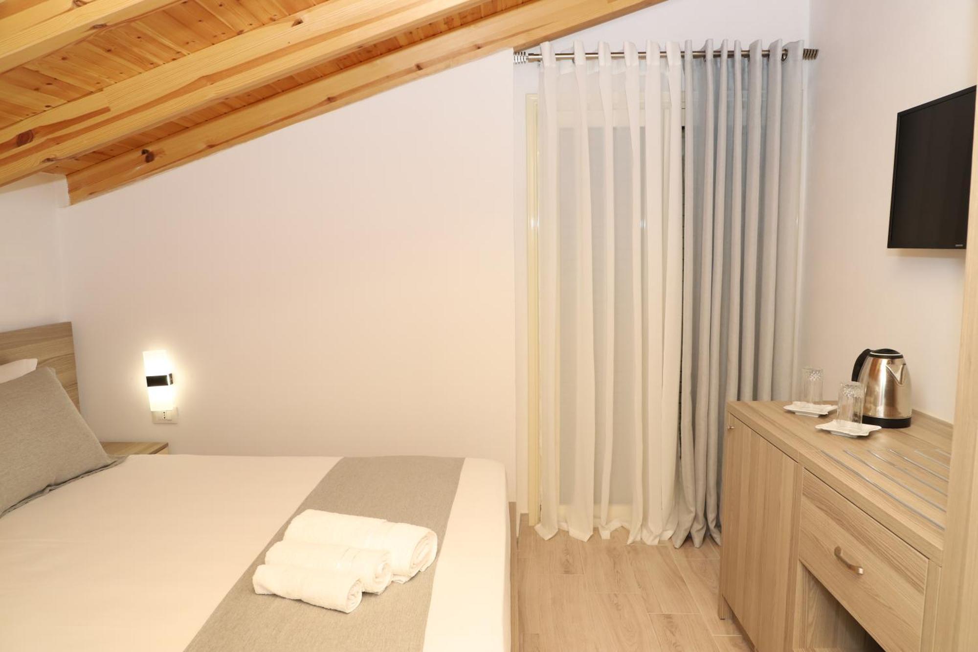 Guesthouse Kazazi เบราท ภายนอก รูปภาพ
