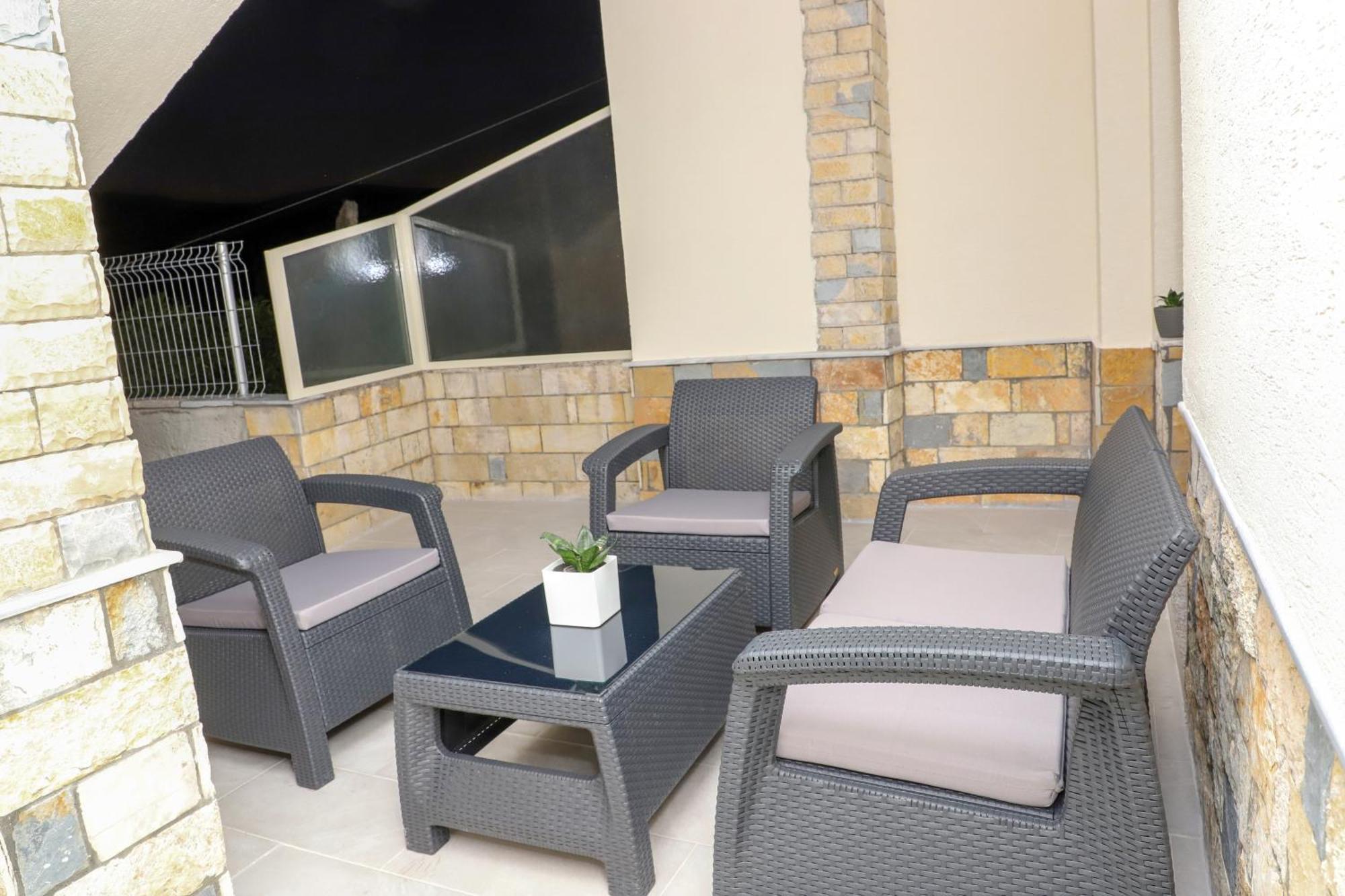 Guesthouse Kazazi เบราท ภายนอก รูปภาพ