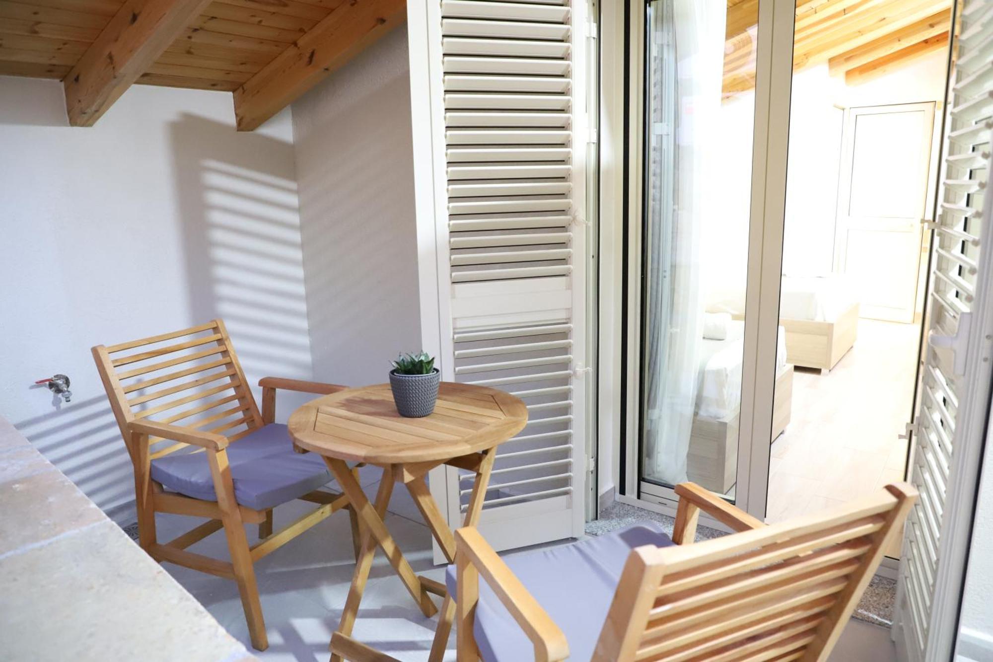 Guesthouse Kazazi เบราท ภายนอก รูปภาพ