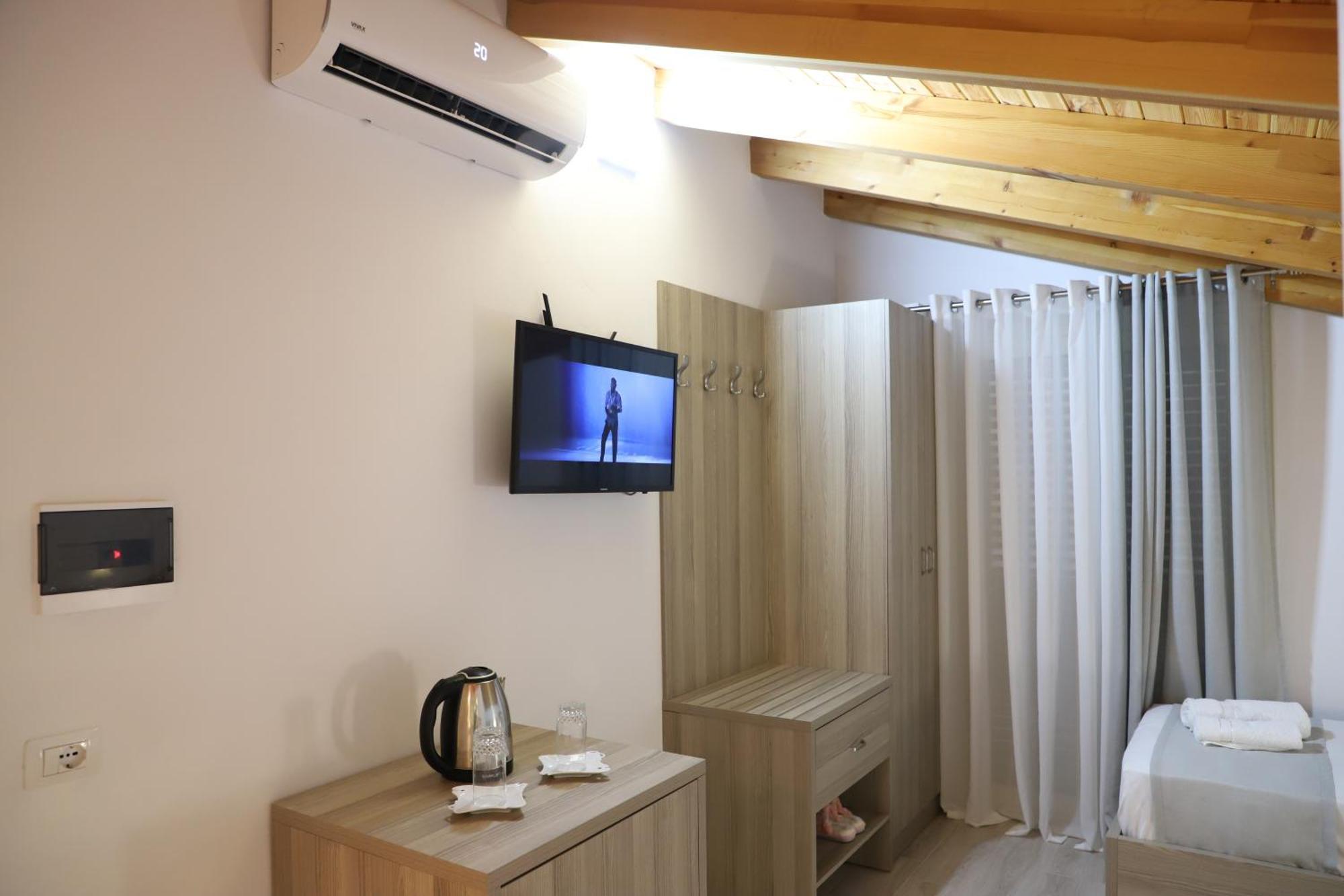 Guesthouse Kazazi เบราท ภายนอก รูปภาพ