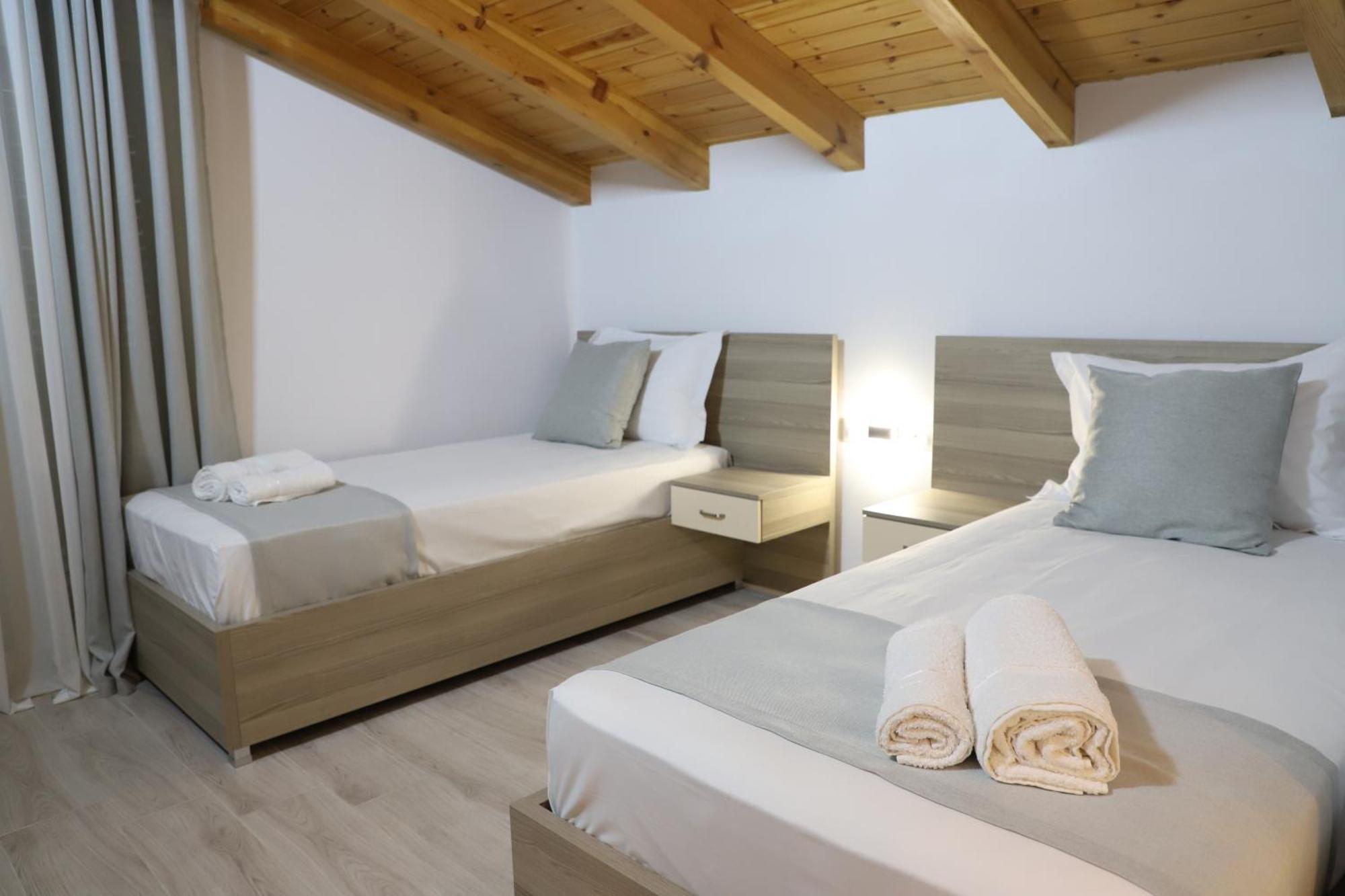 Guesthouse Kazazi เบราท ภายนอก รูปภาพ