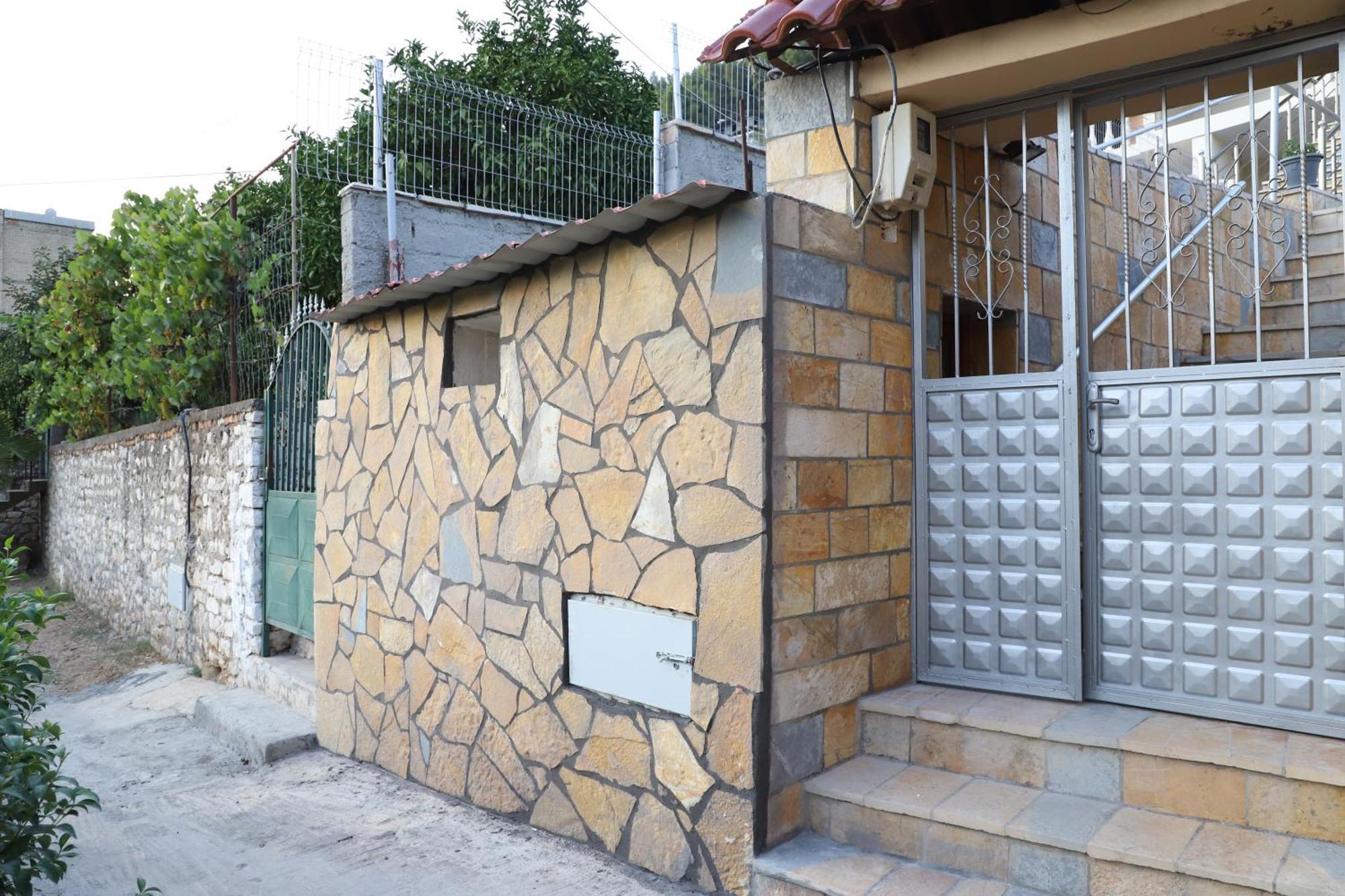 Guesthouse Kazazi เบราท ภายนอก รูปภาพ
