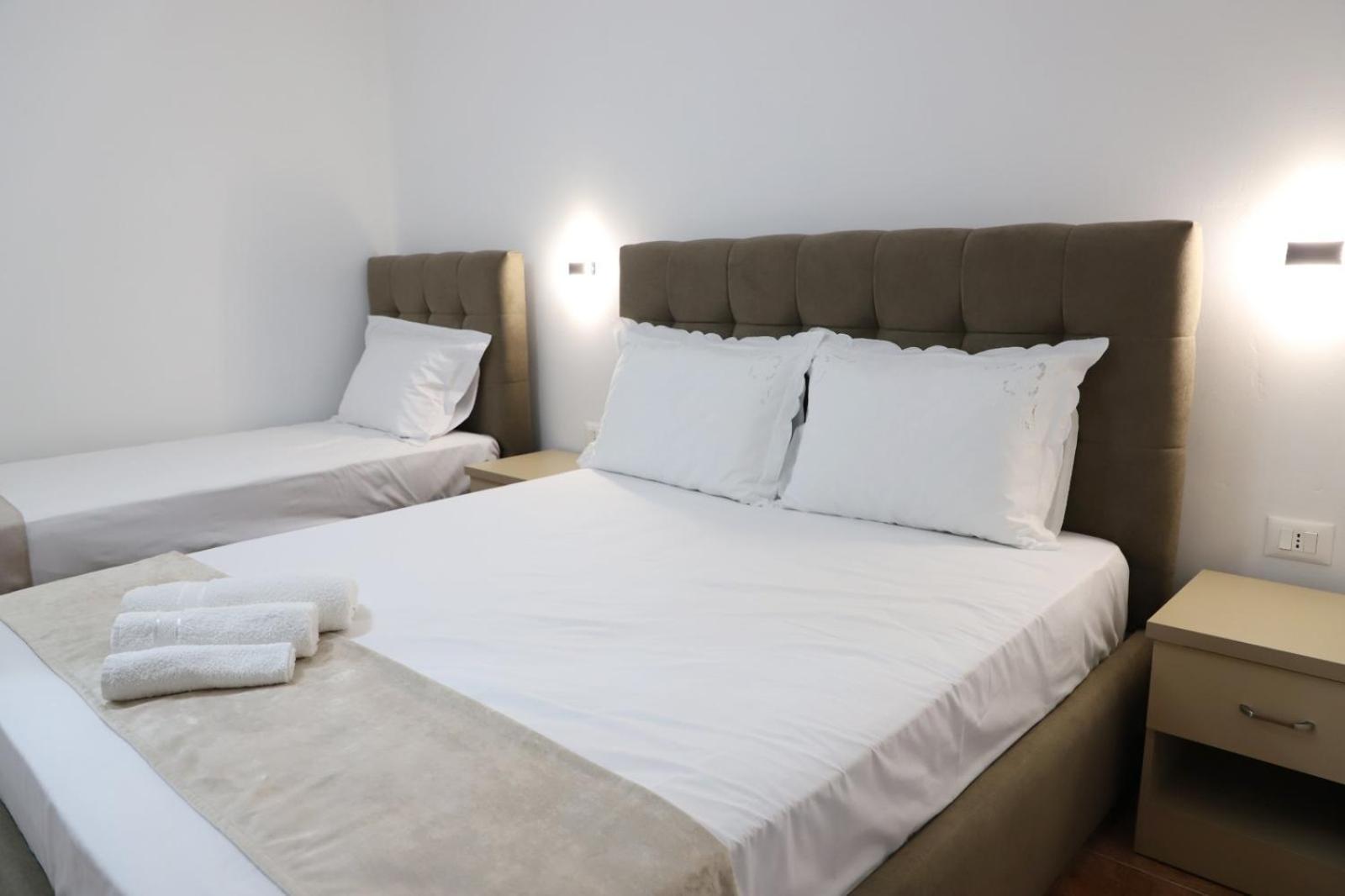 Guesthouse Kazazi เบราท ภายนอก รูปภาพ